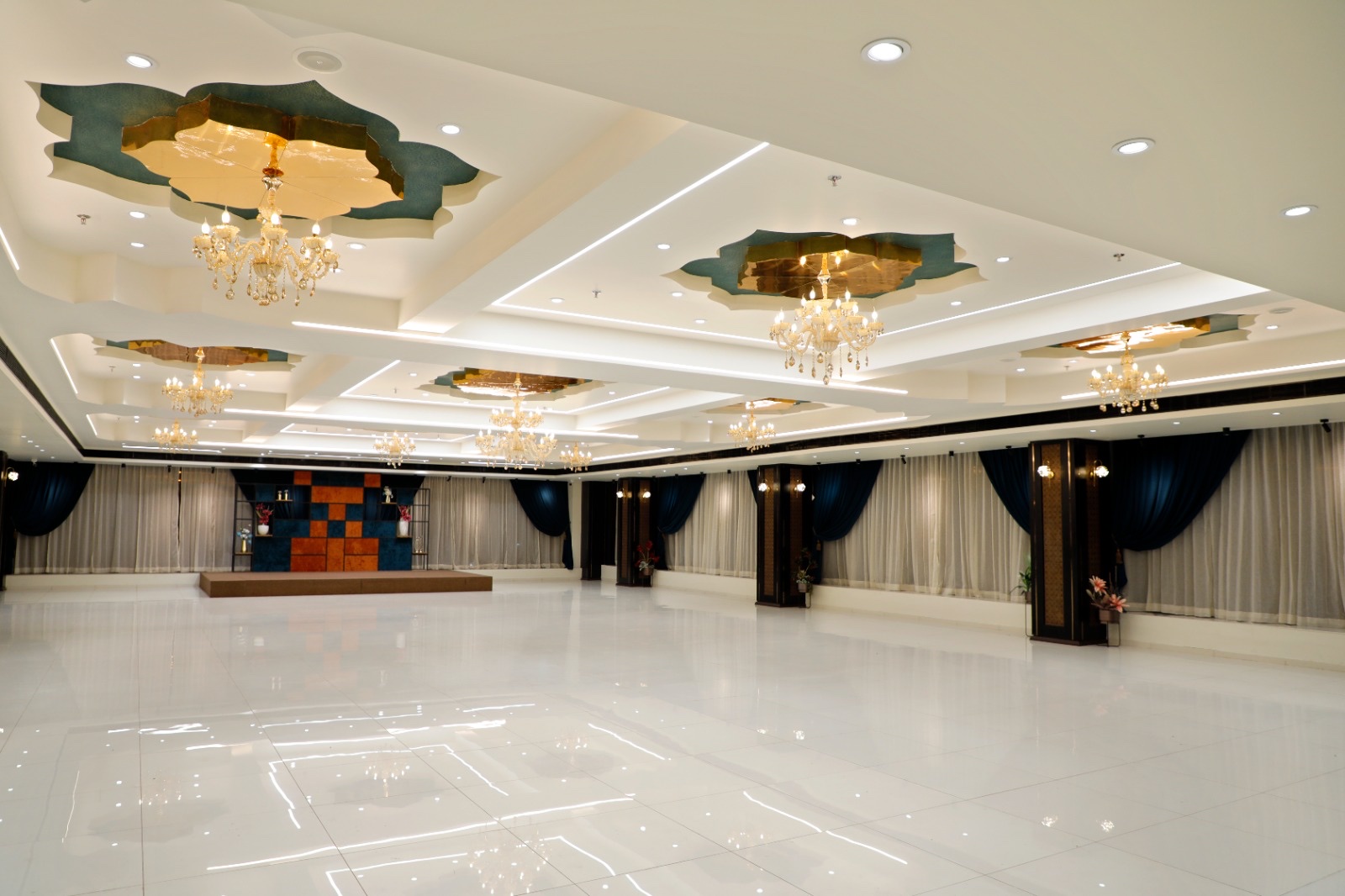 Lily the Banquet, Surat — photo 9
