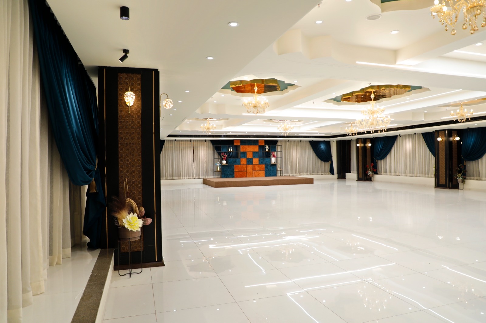 Lily the Banquet, Surat — photo 8