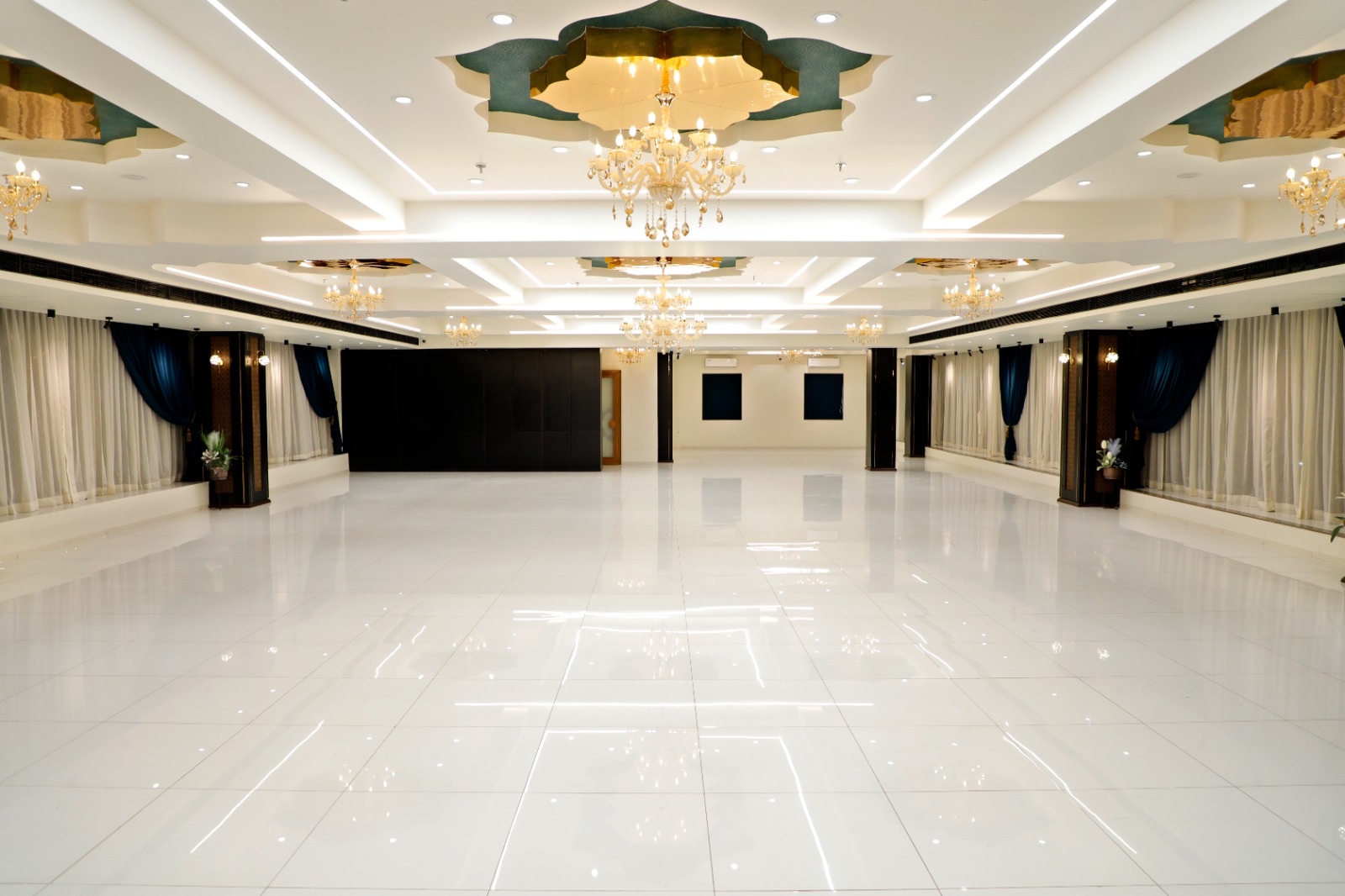 Lily the Banquet, Surat — photo 5