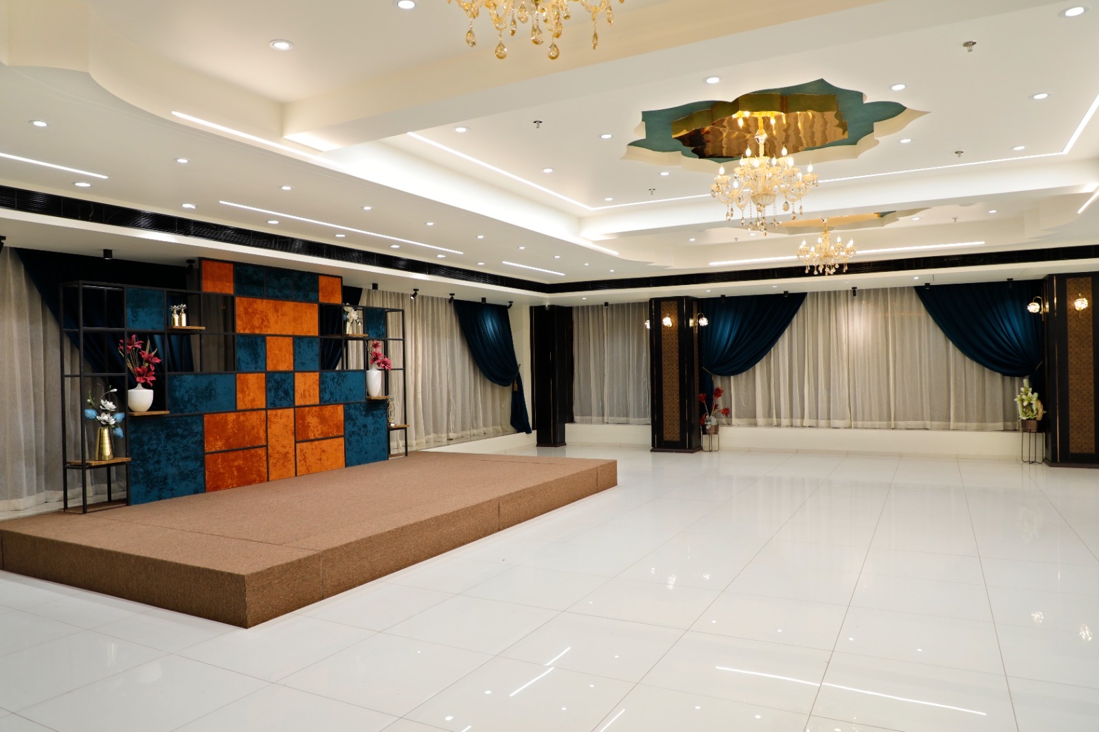 Lily the Banquet, Surat — photo 2