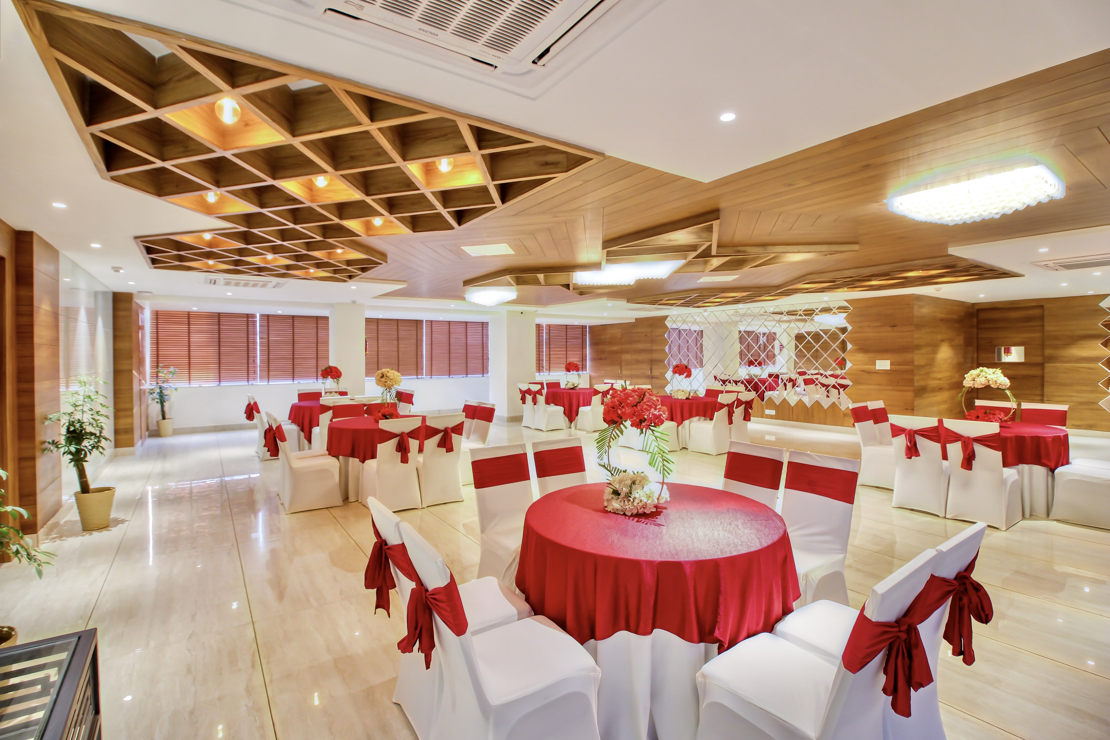 SJ PARADISE - Banquet Hall in Dehradun | Party Engagement Hall in Dehradun | Best Hotel Near ISBT GMS Road | Bar near ISBT, Dehradun — photo 7